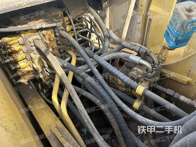 回轉(zhuǎn)馬達(dá)和主控閥（整機(jī)外觀）