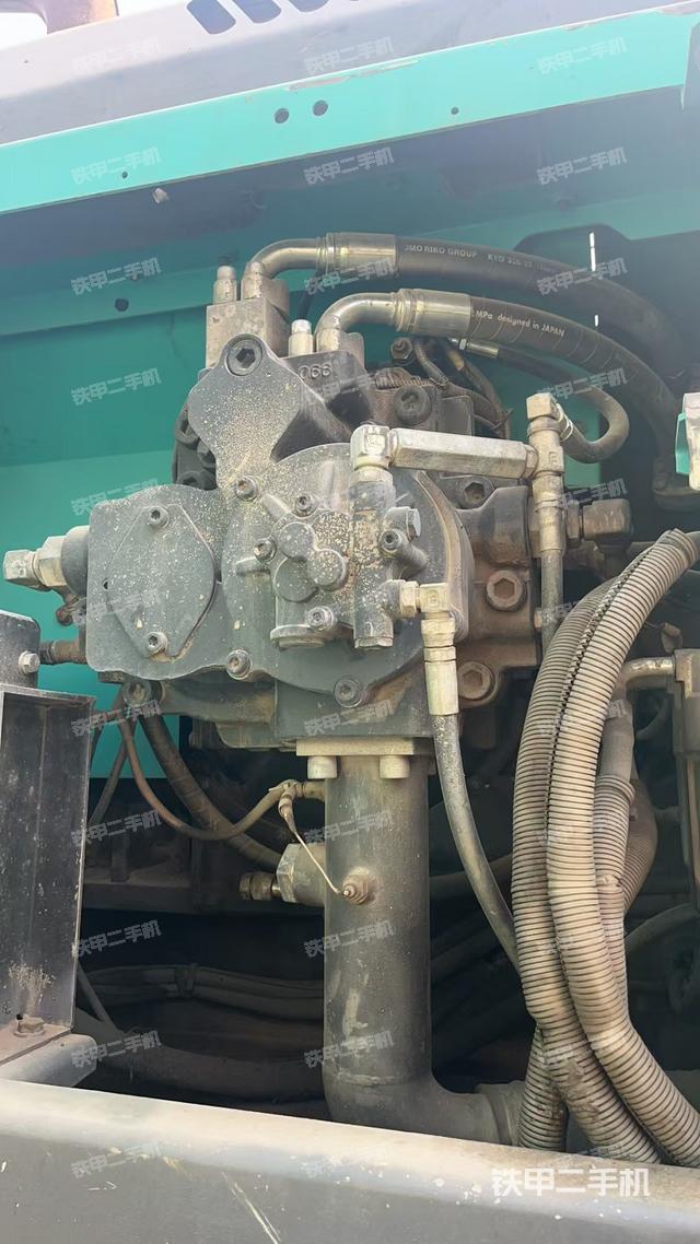 液壓泵艙室正面整體(整機外觀) 液壓泵艙室正面整體(整機外觀)