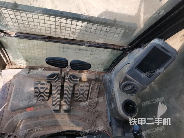 行走控制手柄和踏板?俯拍（駕駛室部分）