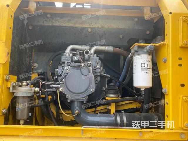 液壓泵艙室正面整體(整機外觀) 液壓泵艙室正面整體(整機外觀)