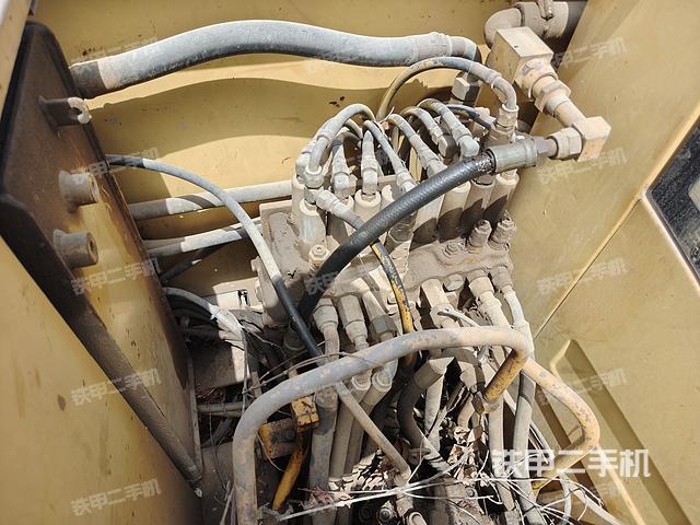 回转马达和主控阀（整机外观）