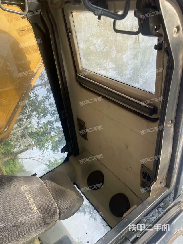 座椅右側(cè)控制臺/鑰匙門/油門/含右手柄(駕駛室部分) 座椅右側(cè)控制臺/鑰匙門/油門/含右手柄(駕駛室部分)