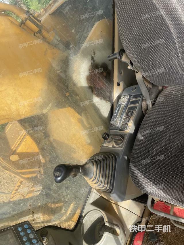 座椅左側(cè)控制臺/音響/含左手柄(駕駛室部分) 座椅左側(cè)控制臺/音響/含左手柄(駕駛室部分)