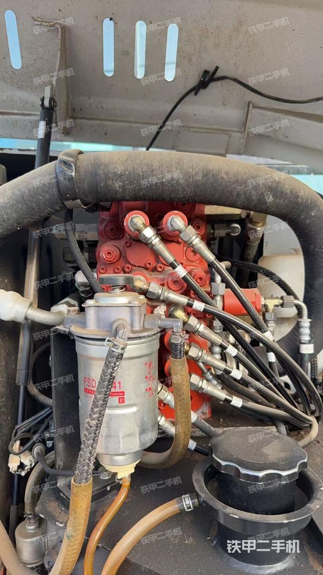 回轉(zhuǎn)馬達和主控閥（整機外觀）