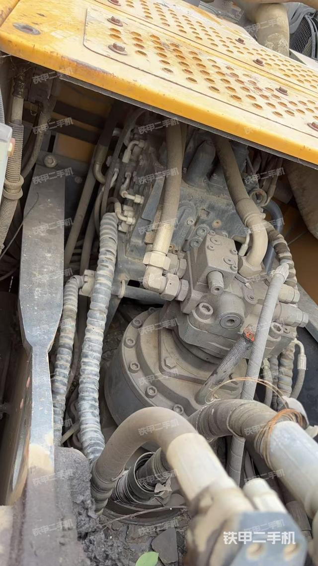 回轉(zhuǎn)馬達(dá)和主控閥（整機(jī)外觀）