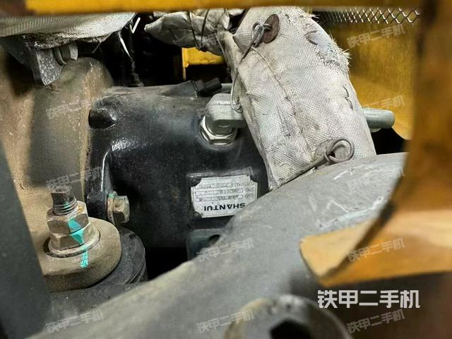 液压泵舱室正面整体（整机外观）