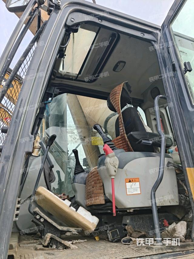 駕駛室整體(整機(jī)外觀) 駕駛室整體(整機(jī)外觀)