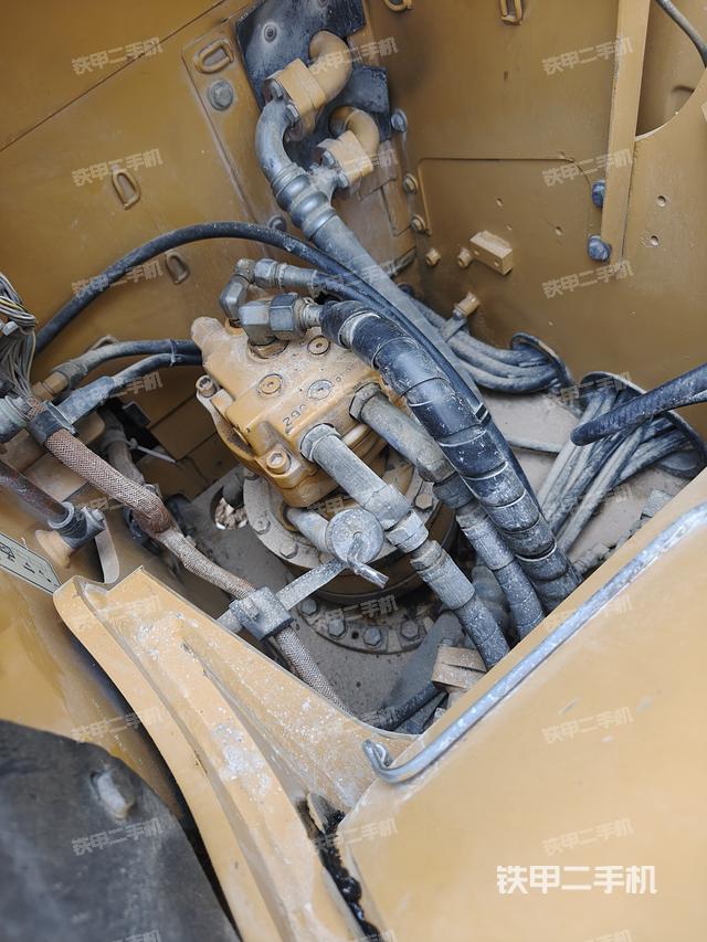 回转马达和主控阀（整机外观）