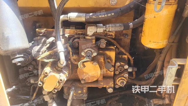 液压泵舱室正面整体（整机外观）