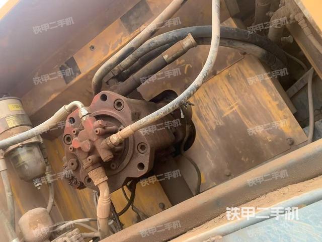 液壓泵艙室正面整體(整機(jī)外觀) 液壓泵艙室正面整體(整機(jī)外觀)