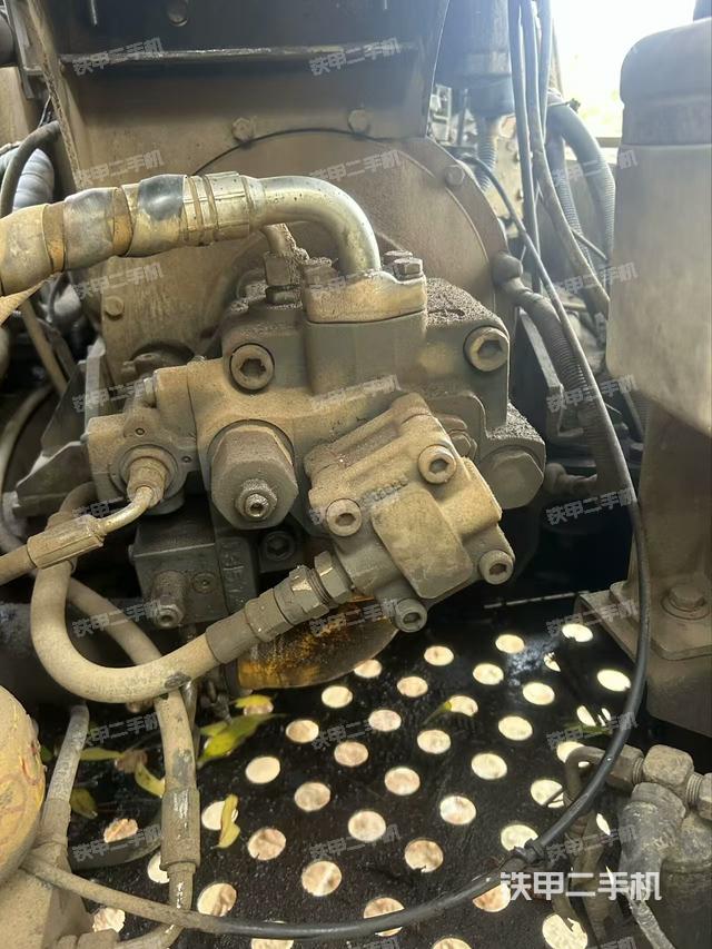 液壓泵艙室正面整體(整機(jī)外觀) 液壓泵艙室正面整體(整機(jī)外觀)