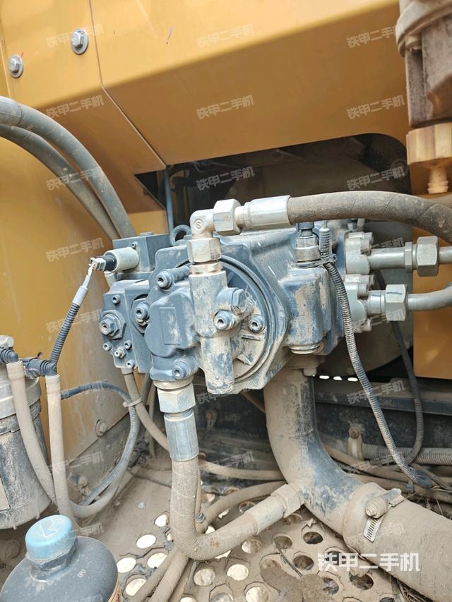 液压泵舱室正面整体（整机外观）