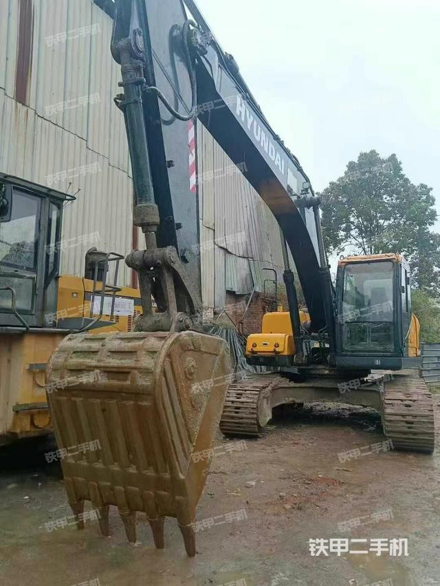 現(xiàn)代R225LVS挖掘機