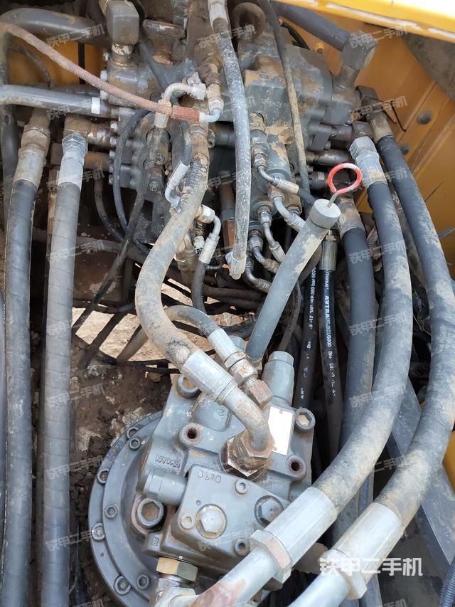 回转马达和主控阀（整机外观）