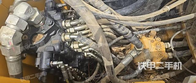 回转马达和主控阀（整机外观）