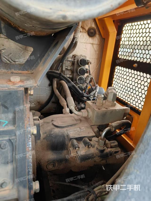 液壓泵艙室正面整體(整機(jī)外觀) 液壓泵艙室正面整體(整機(jī)外觀)