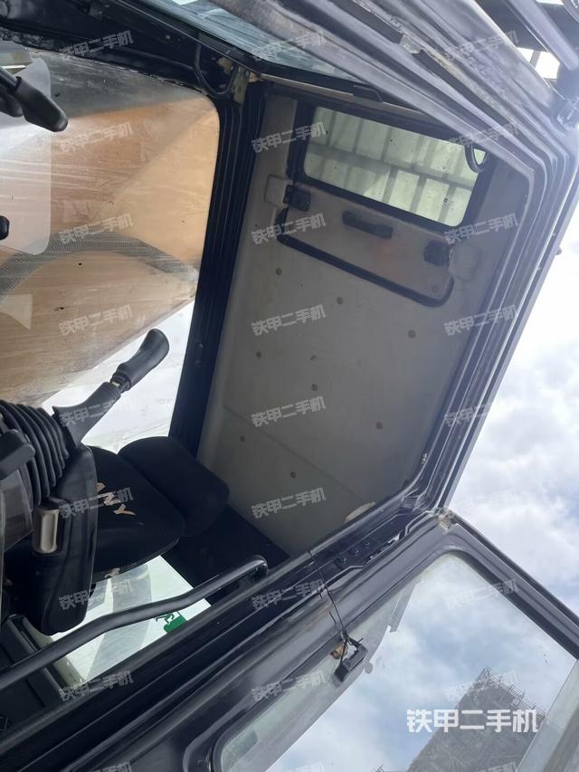 左后方玻璃角標（駕駛室部分）