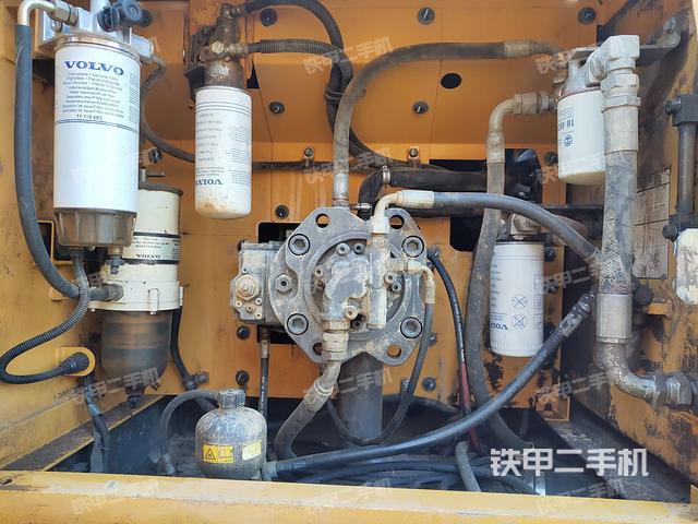 液压泵舱室正面整体（整机外观）