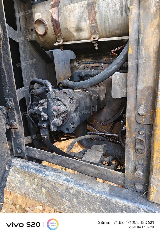 液压泵舱室正面整体（整机外观）