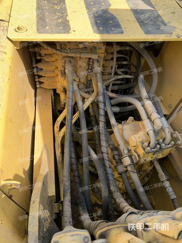 回轉(zhuǎn)馬達和主控閥(整機外觀) 回轉(zhuǎn)馬達和主控閥(整機外觀)