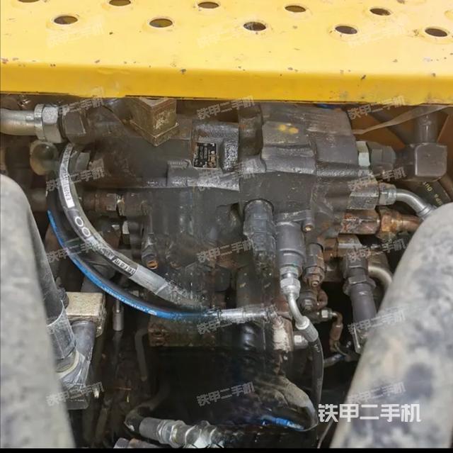 回轉(zhuǎn)馬達和主控閥(整機外觀) 回轉(zhuǎn)馬達和主控閥(整機外觀)