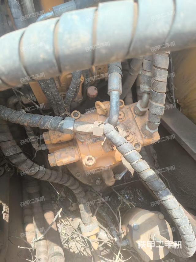 回转马达和主控阀（整机外观）