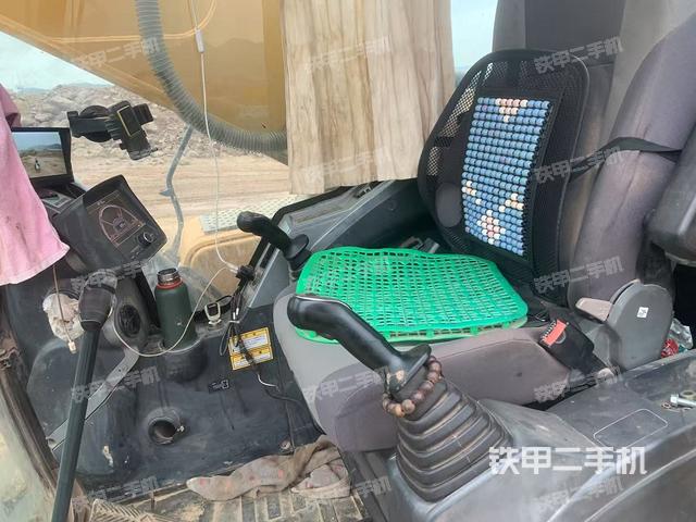 駕駛室整體(整機(jī)外觀) 駕駛室整體(整機(jī)外觀)
