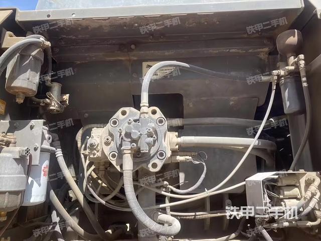 液壓泵艙室正面整體(整機外觀) 液壓泵艙室正面整體(整機外觀)