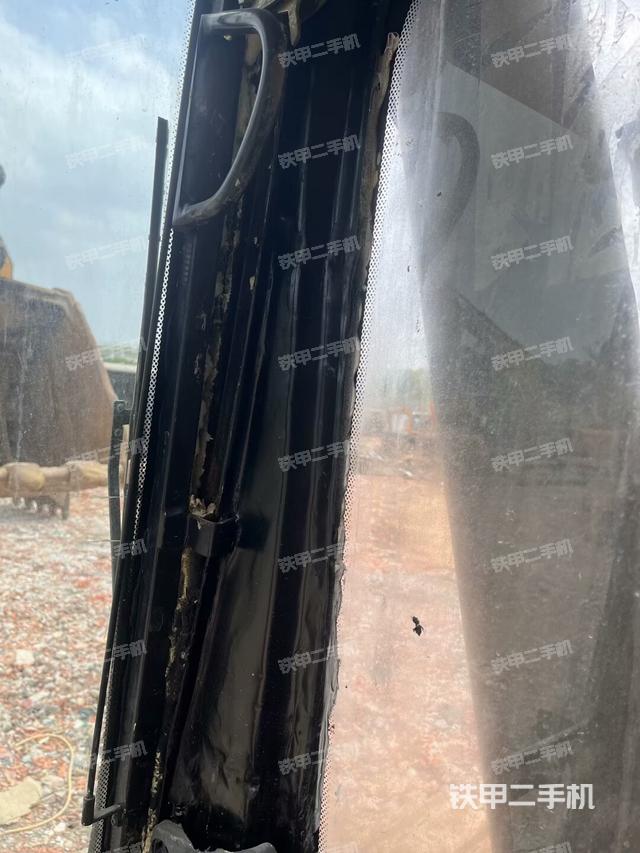 行走控制手柄和踏板?俯拍（駕駛室部分）