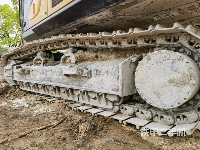 單側(cè)履帶整體(整機外觀) 單側(cè)履帶整體(整機外觀)