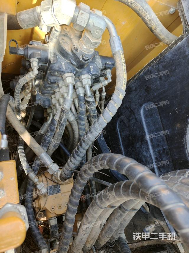 回轉(zhuǎn)馬達(dá)和主控閥（整機(jī)外觀）