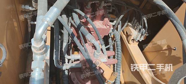 回轉(zhuǎn)馬達(dá)和主控閥（整機(jī)外觀）