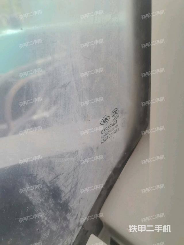 右側玻璃角標（駕駛室部分）