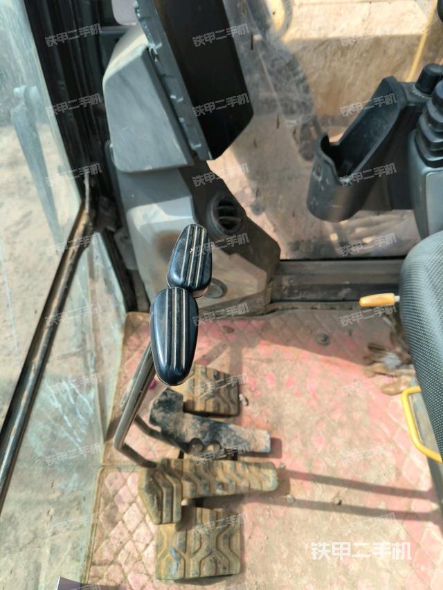 行走控制手柄和踏板?俯拍（駕駛室部分）
