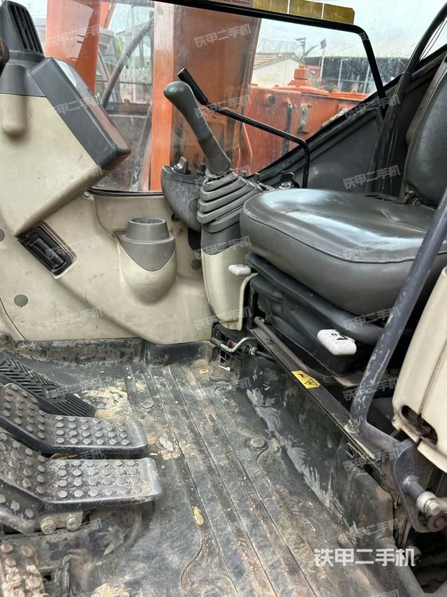 行走控制手柄和踏板?俯拍(駕駛室部分) 行走控制手柄和踏板?俯拍(駕駛室部分)