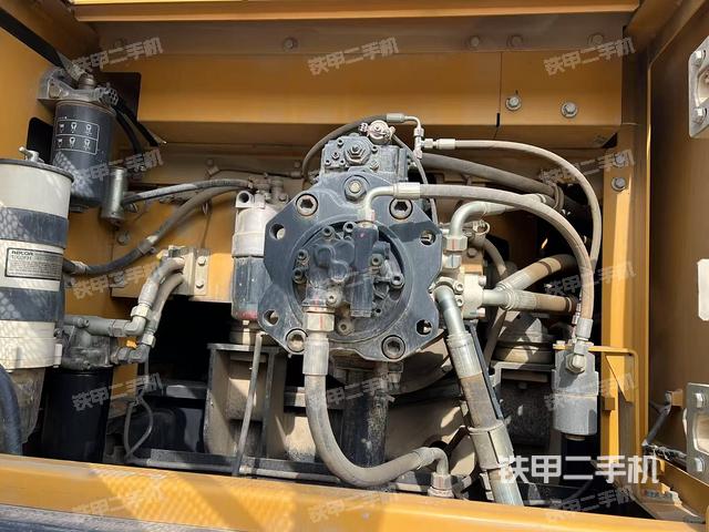 液壓泵艙室正面整體（整機外觀）