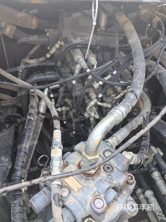 回转马达和主控阀（整机外观）