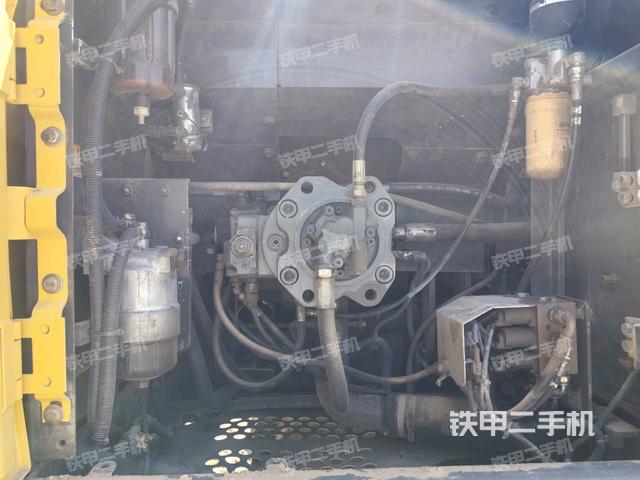 液壓泵艙室正面整體（整機外觀）