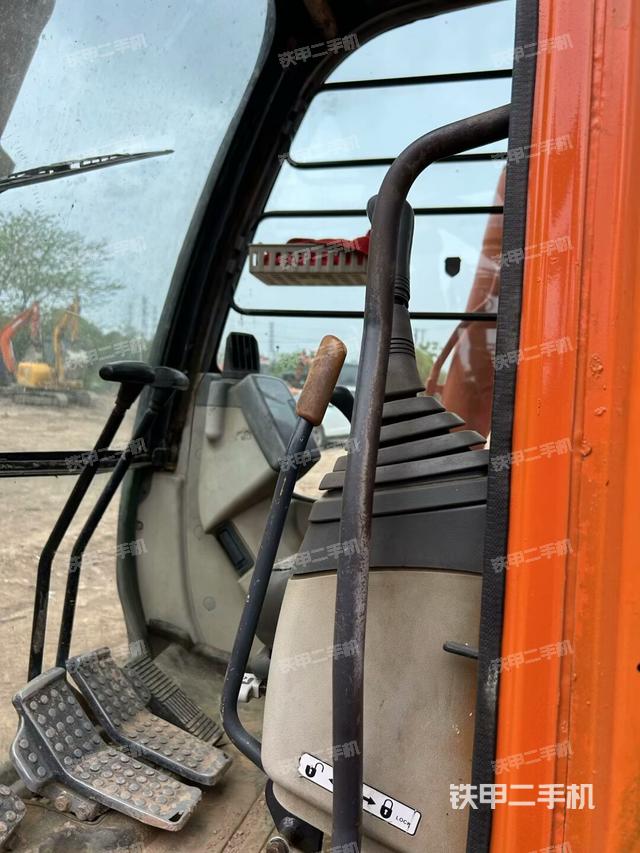 座椅右側(cè)控制臺/鑰匙門/油門/含右手柄(駕駛室部分) 座椅右側(cè)控制臺/鑰匙門/油門/含右手柄(駕駛室部分)