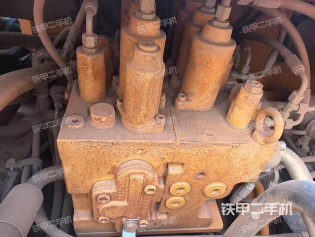 回轉(zhuǎn)馬達和主控閥（整機外觀）