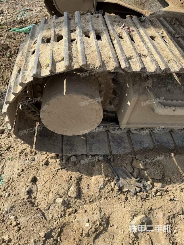 單側(cè)履帶整體(整機(jī)外觀) 單側(cè)履帶整體(整機(jī)外觀)