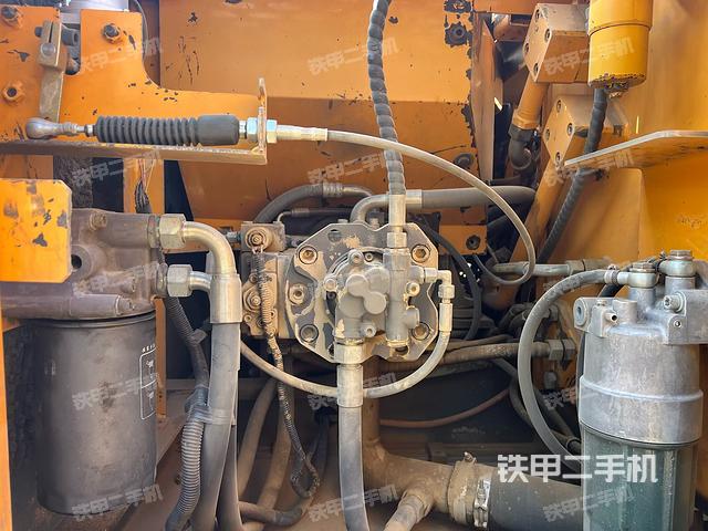 液壓泵艙室正面整體(整機(jī)外觀) 液壓泵艙室正面整體(整機(jī)外觀)