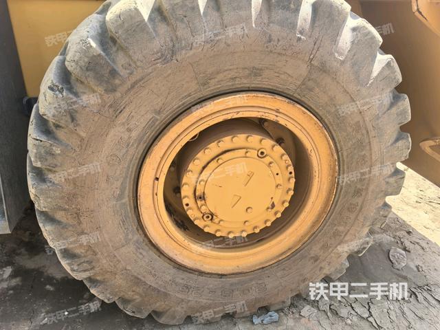 后輪右側(cè)全景（壓路機前后車架）