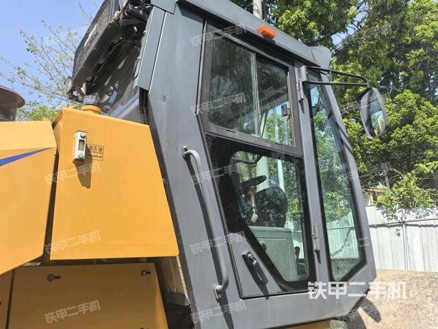 右側(cè)正面照（壓路機駕駛室）