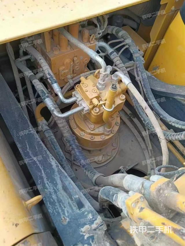 回轉(zhuǎn)馬達(dá)和主控閥（整機(jī)外觀）