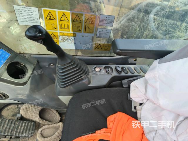 座椅右側(cè)控制臺/鑰匙門/油門/含右手柄(駕駛室部分) 座椅右側(cè)控制臺/鑰匙門/油門/含右手柄(駕駛室部分)