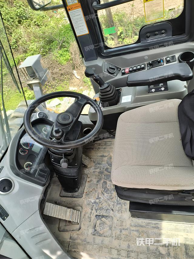 駕駛室工作臺(tái)（整機(jī)外觀及大件）