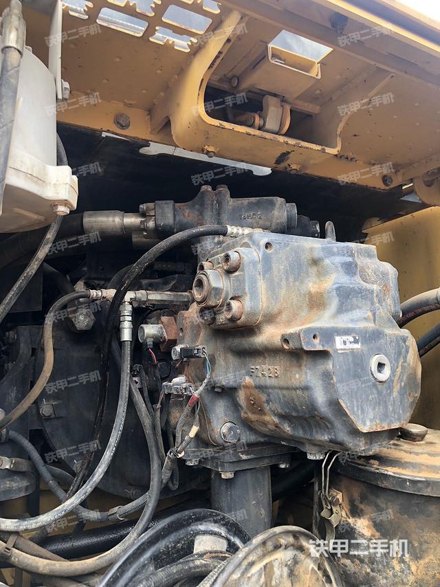 液压泵舱室正面整体（整机外观）