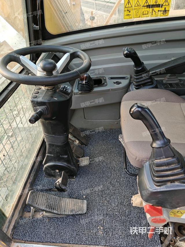 駕駛室整體（整機外觀）