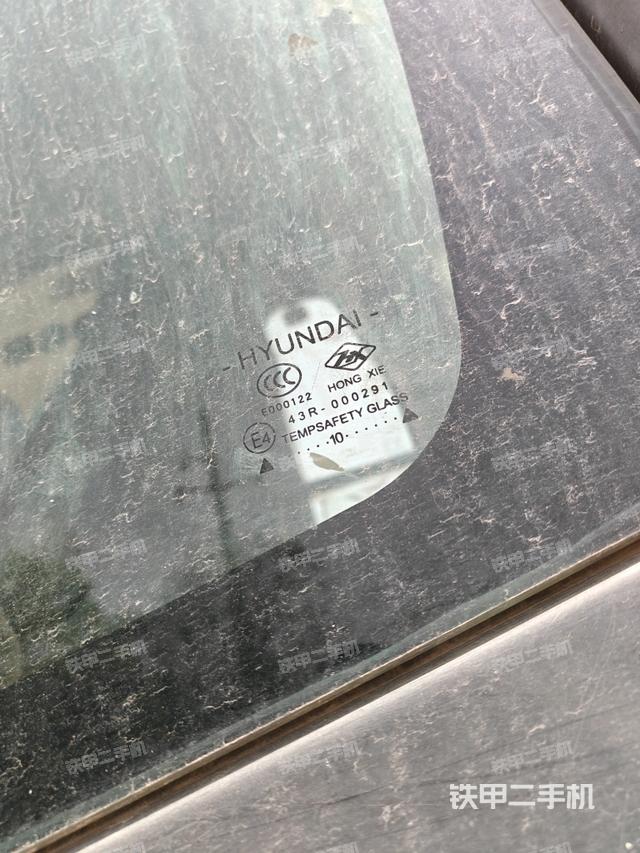 行走控制手柄和踏板?俯拍（駕駛室部分）